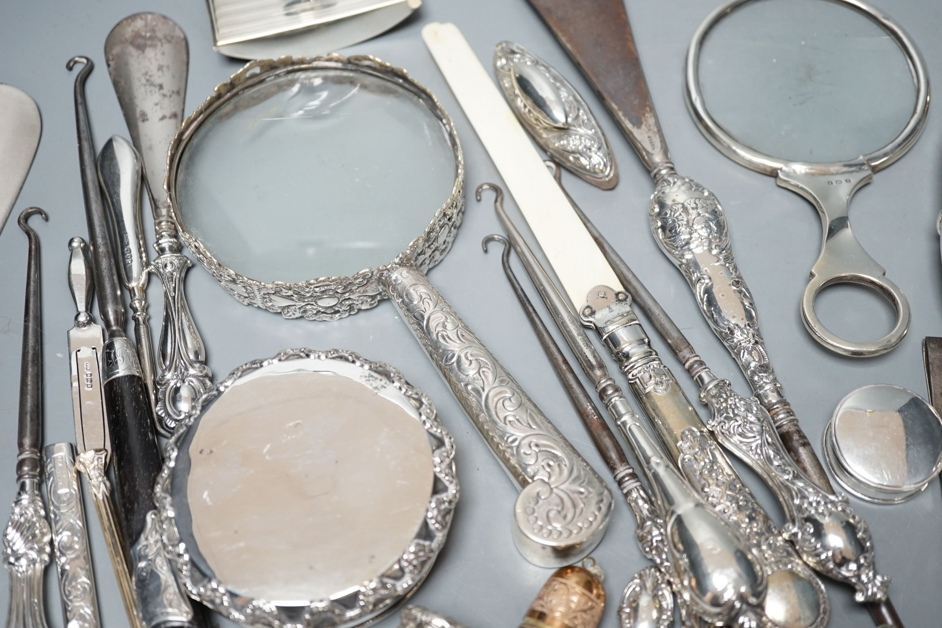 A mixed group of mainly small silver to include two magnifying glasses, a hip flask, silver-handled shoe horns, Georgian snuff box, scent flask etc, some a.f.